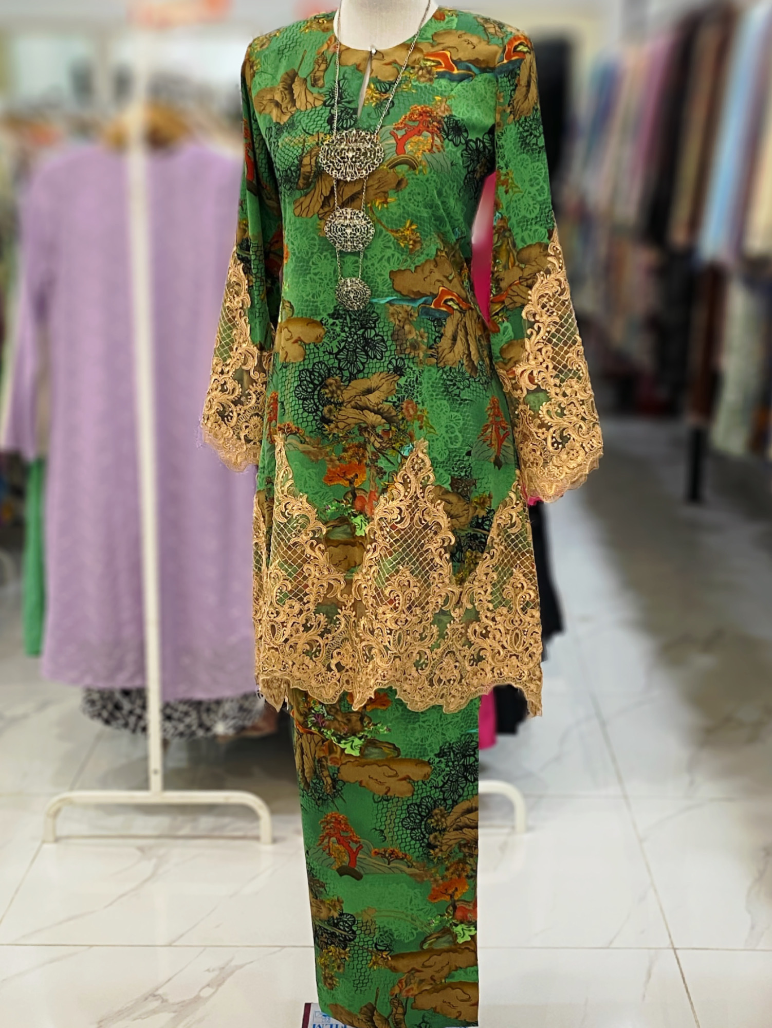 CAMELIA KURUNG BORDER LACE GREEN – Apple couture